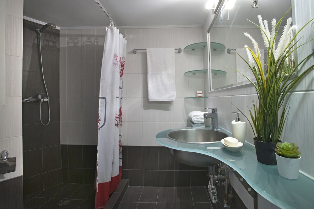 Comfortable Apartment At The Foot Of The Odeon Of Herodes Atticus