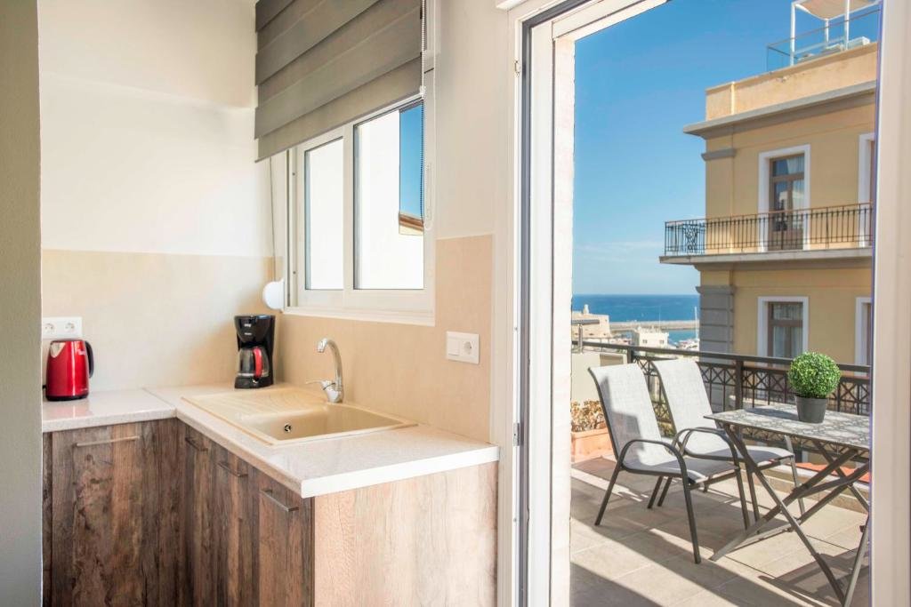 dal travel Comfy Central 1 Bedroom Apt With Terrace And View