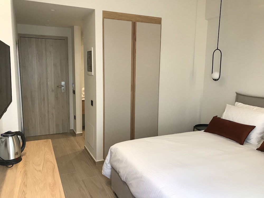 The City Hotel And Suites