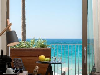dal travel Ikones Seafront Luxury Suites