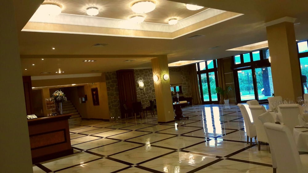 Grand Meteora Hotel