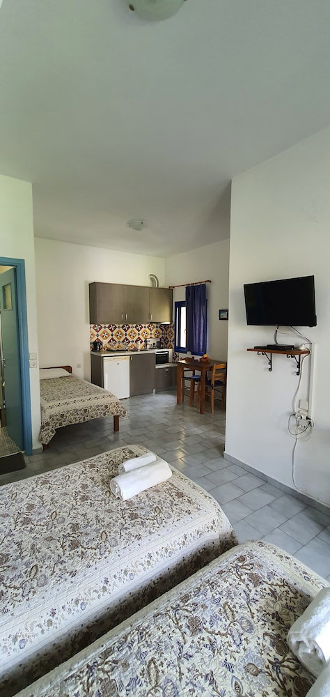 dal travel Irini Studios