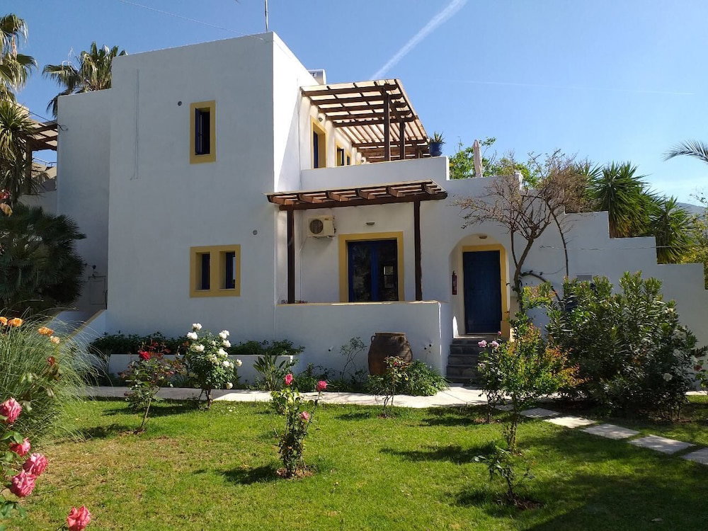 dal travel Irini Studios