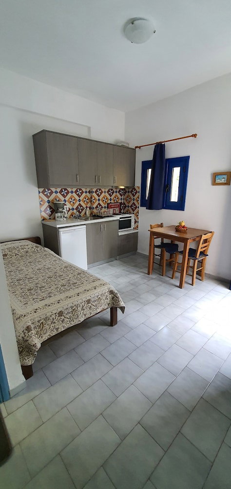 dal travel Irini Studios