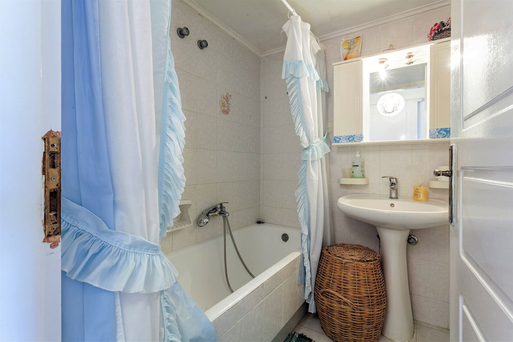 Bright Comfy Flat Near Beach & City Center