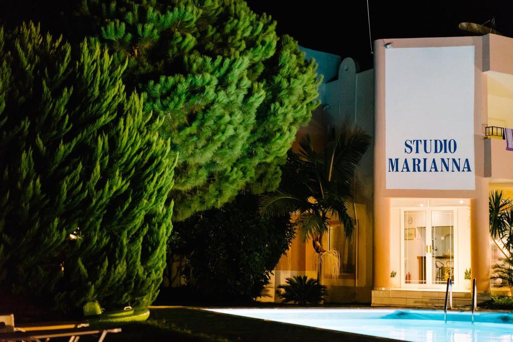 dal travel Marianna Studios