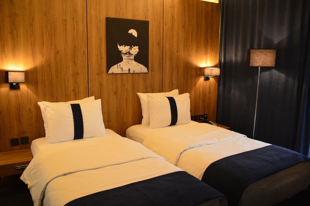 Monarch Hotel