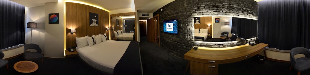 Monarch Hotel