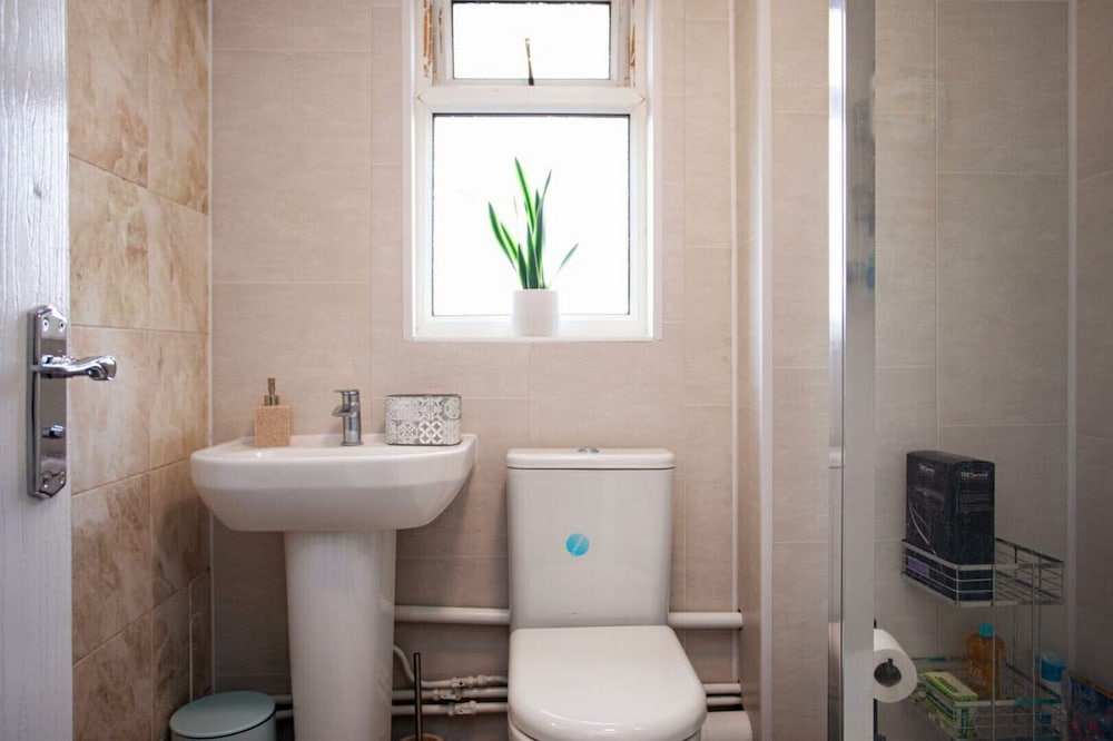 Cozy 3-Bedroom Home In Luton