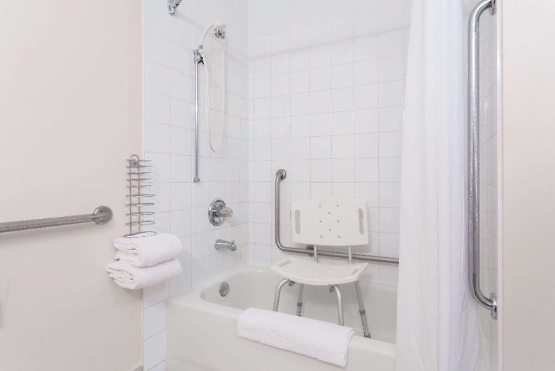 Hotel Super 8 By Wyndham Golden