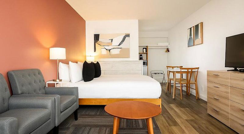 Hotel Okanagan Lakefront Resort