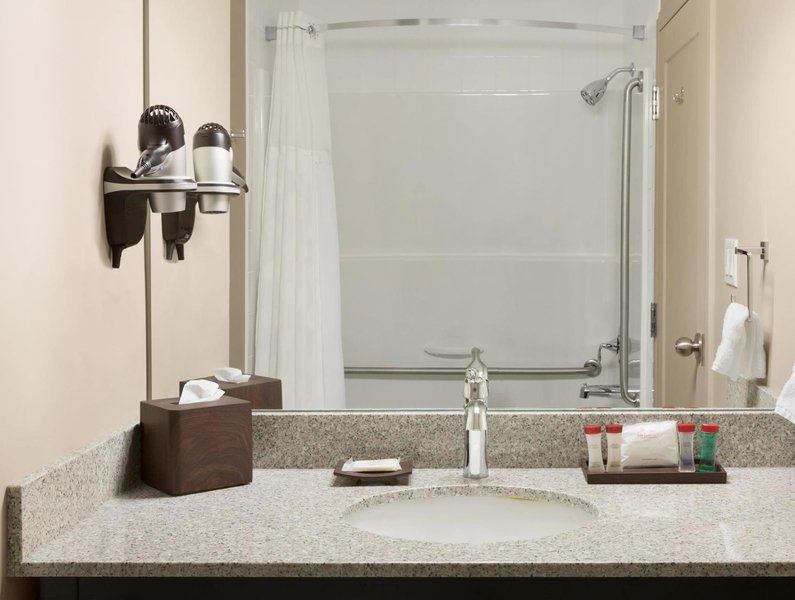 Hotel Ramada By Wyndham Emerald Park/Regina East