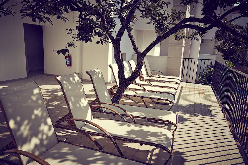 Two Seas Hotel