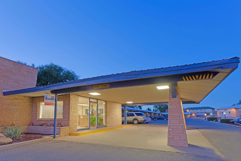Hotel Suburban Studios Near Mesa Verde