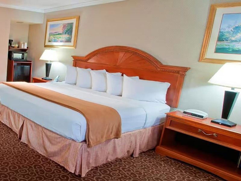 Hotel Red Arrow Inn & Suites