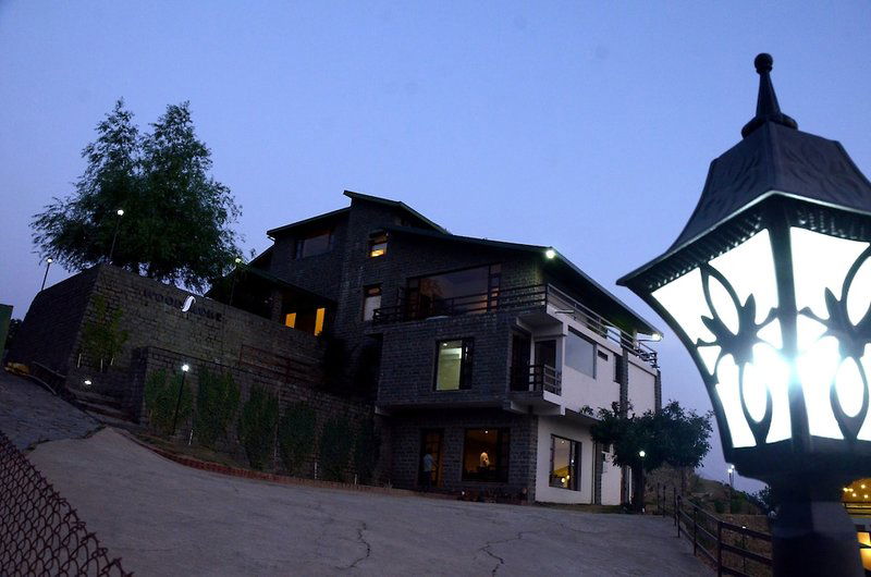 Hotel Woodsmoke Resort & Spa