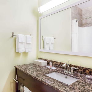 Hotel Ramada By Wyndham Carlyle cazare Carlyle