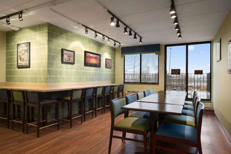 Hotel Days Hotel By Wyndham University Avenue Southeast