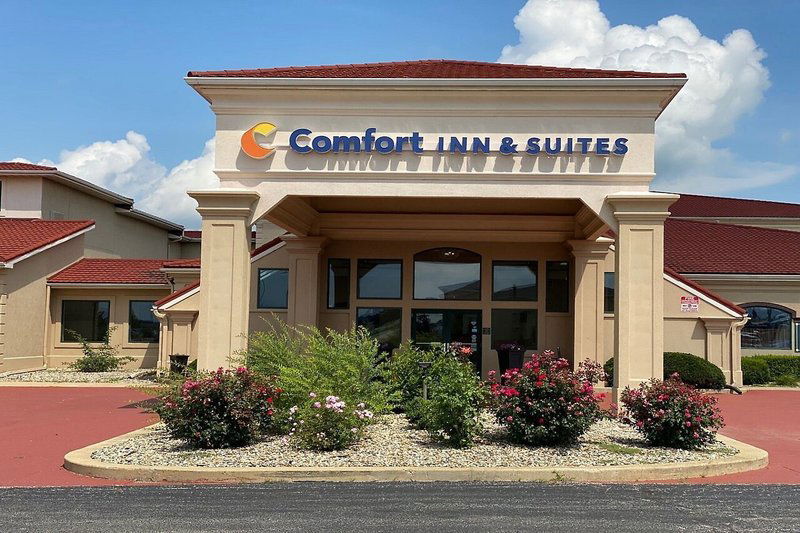 Hotel Comfort Inn & Suites At I-74 And 155