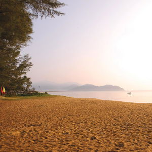 Hotel The Qamar Paka cazare Paka