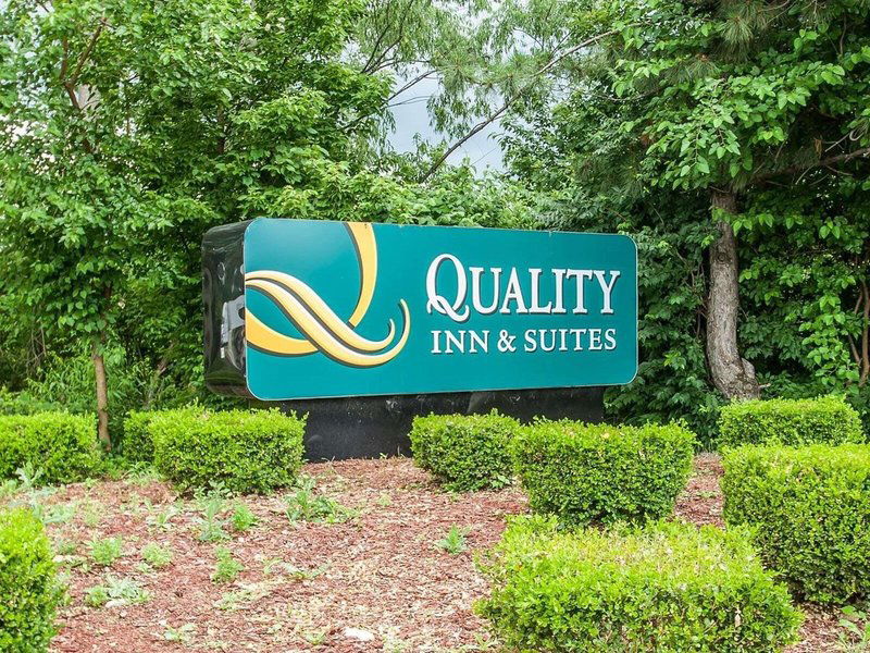 Hotel Quality Inn & Suites Kansas City I-435N Near Sports Complex