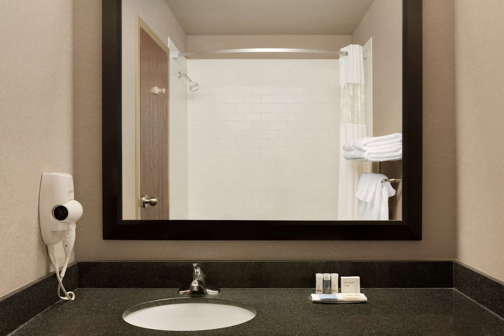 Hotel Days Inn By Wyndham Regina Airport West