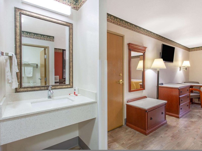 Hotel Super 8 By Wyndham Bedford