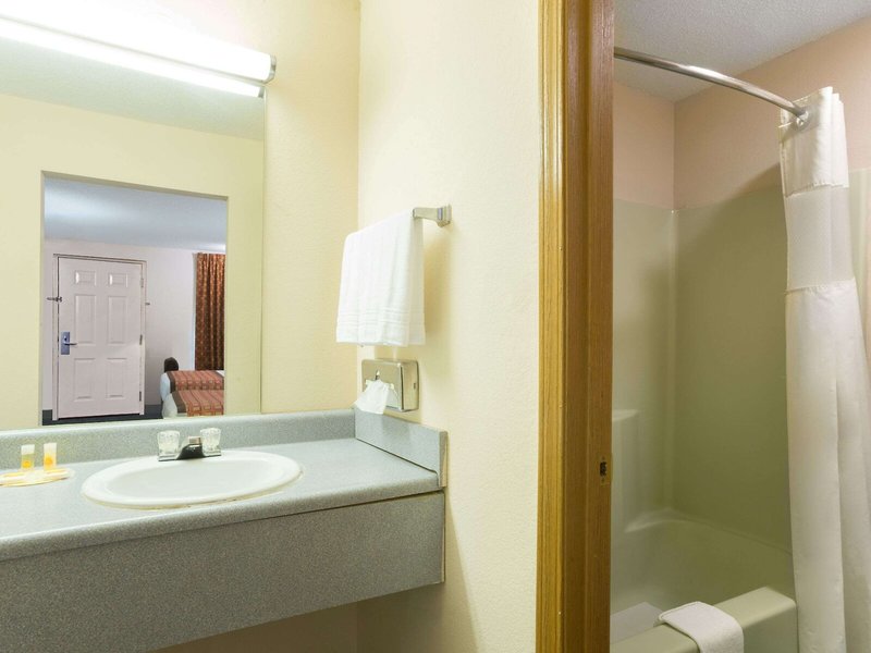 Hotel Days Inn By Wyndham Indianapolis East Post Road