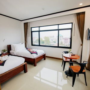 Hotel Sisombat Plaza Hotel cazare Vangviang