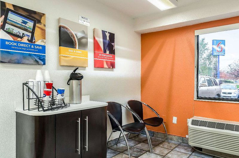 Hotel Motel 6 Detroit East Warren