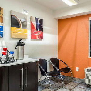 Hotel Motel 6 Detroit East Warren cazare Warren Township