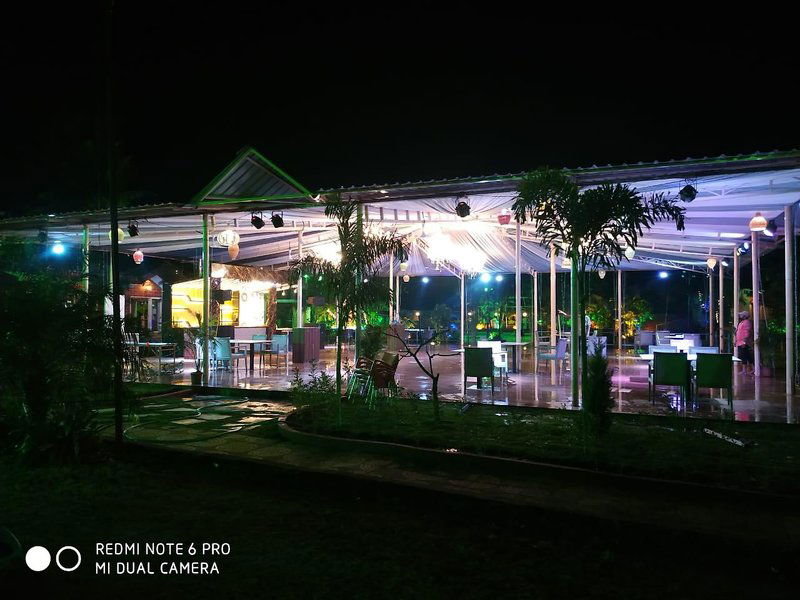 Hotel Whispering Woods Resort