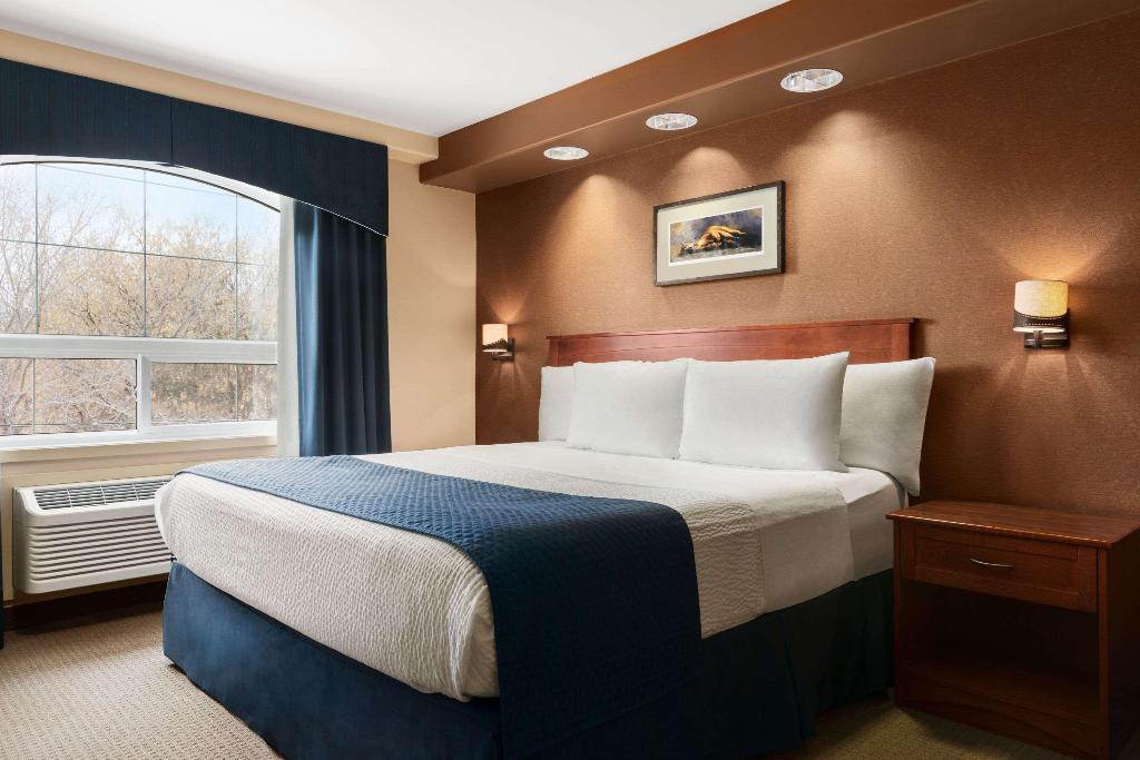 Hotel Days Inn & Suites By Wyndham Brandon
