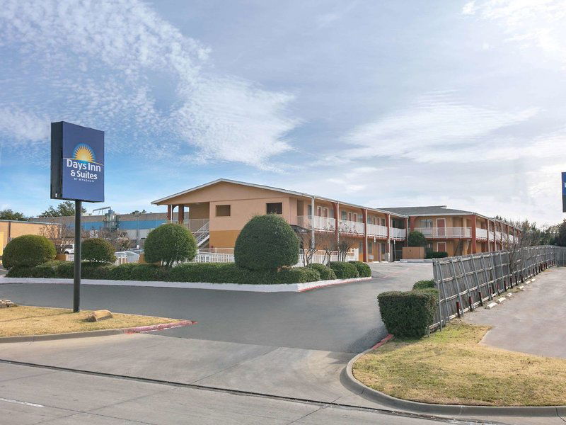 Hotel Days Inn & Suites By Wyndham Arlington Near Six Flags