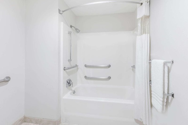 Hotel Baymont By Wyndham Arlington At Six Flags Dr