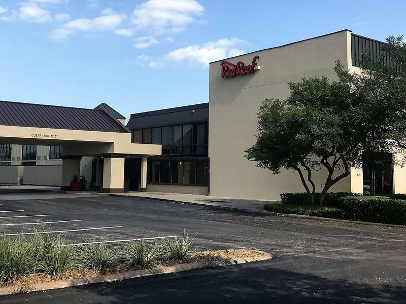 Hotel Red Roof Plus+ & Suites Houston – Iah Airport Sw