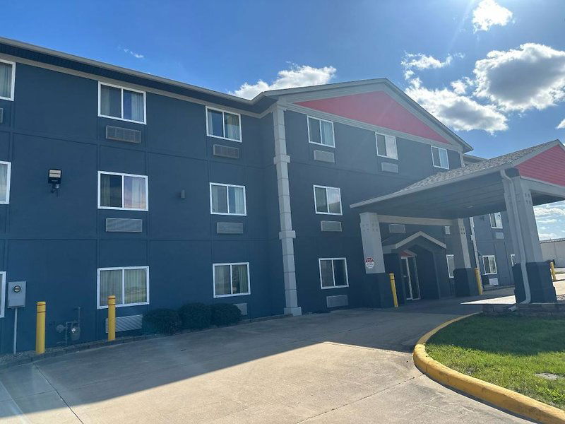 Hotel Burgundy Inn & Suites