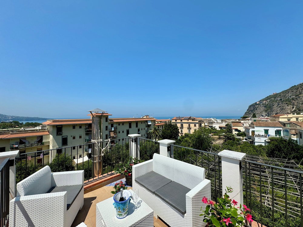 Yourhome - La Famiglia Apartment