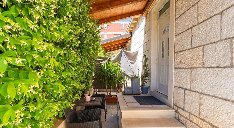 Hotel Apartments & Room Frane