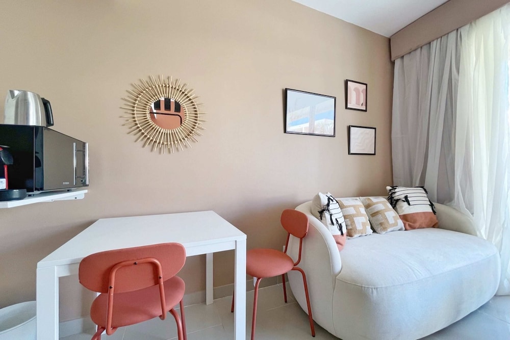 Hotel Refreshed & Uplifted 2 Bdr @ G Cribs