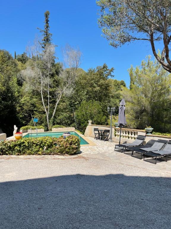 Hotel Studio En Bas De Villa Avec Piscine Proche Bord De Mer