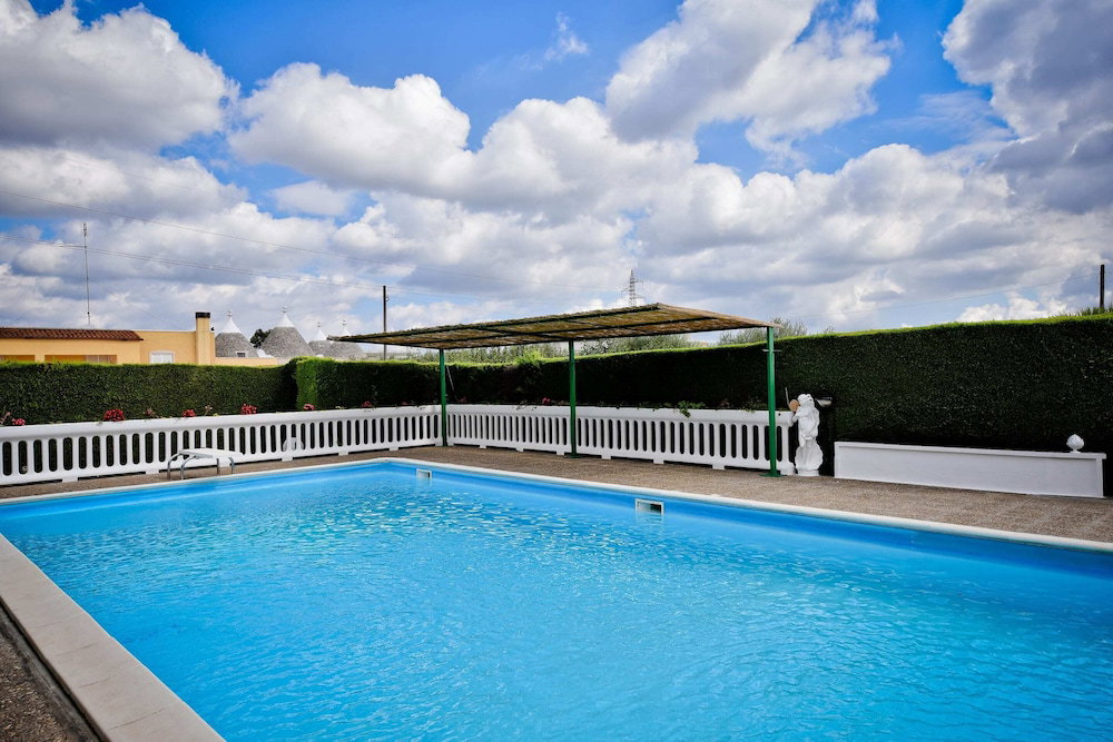 Hotel I Cinque Trulli With Swimming Pool