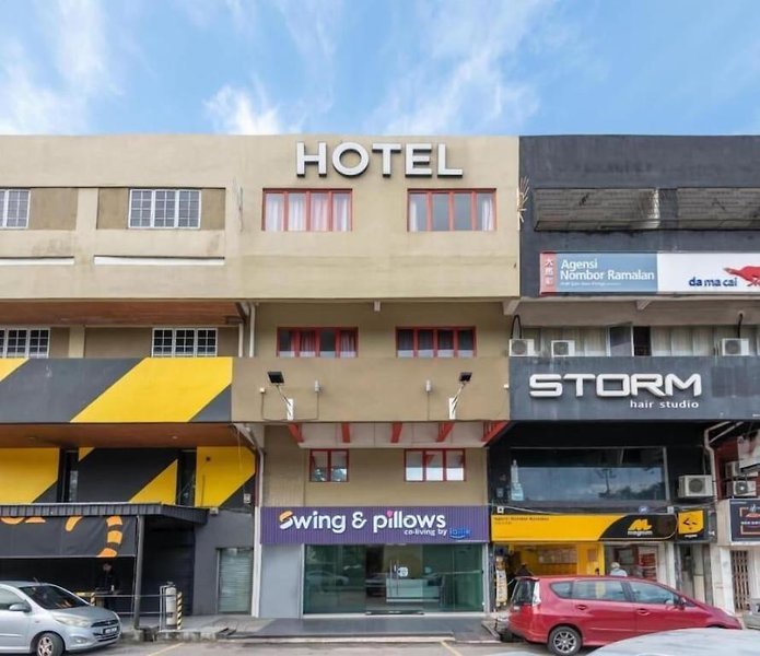 Hotel Swing & Pillows At Pj Ss2