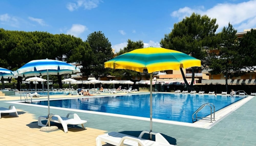 Hotel Lovely Apartment With Pool - Beahost