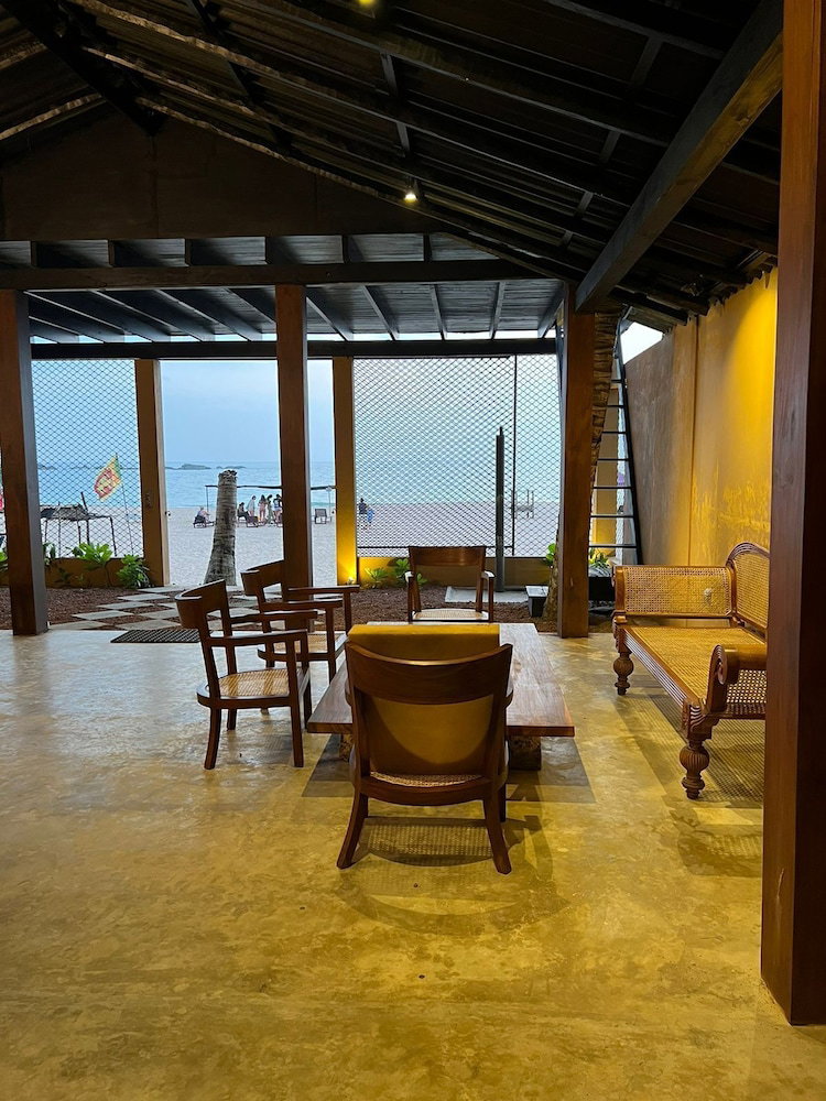 Oceanfront Luxury Private Villa In Ambalangoda
