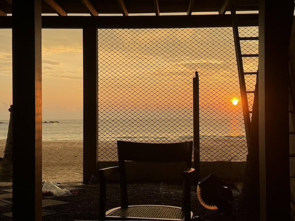 Oceanfront Luxury Private Villa In Ambalangoda