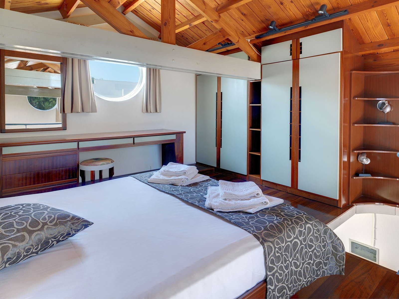 dal travel Forum Suites