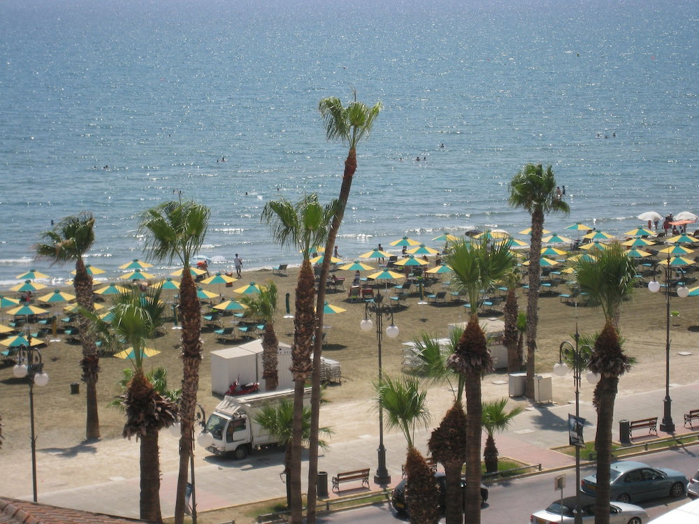 dal travel Larnaca Bay Suites