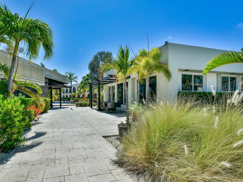 Hotel Voco Surfside Aruba By Ihg