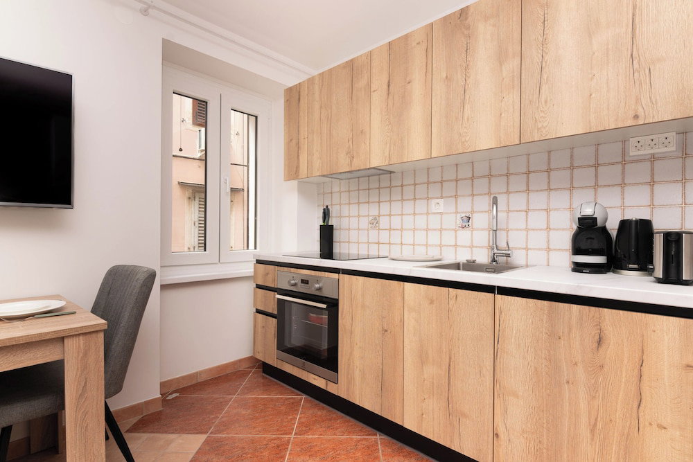 Hotel Apartments Leonel Piran
